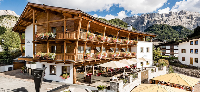 Отель Boutique Hotel Nives - Selva di Val Gardena - Luxury & Design в Валь Гардена, забронировать отель