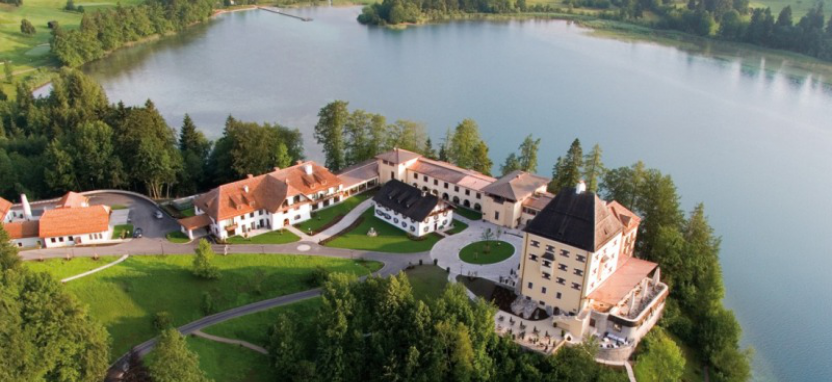 Отель Schloss Fuschl, A Luxury Collection Resort Spa на озере Фушль.