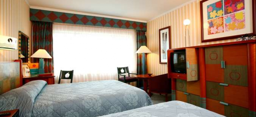 Отель Disney's Hotel New York в Диснейленде Париж.